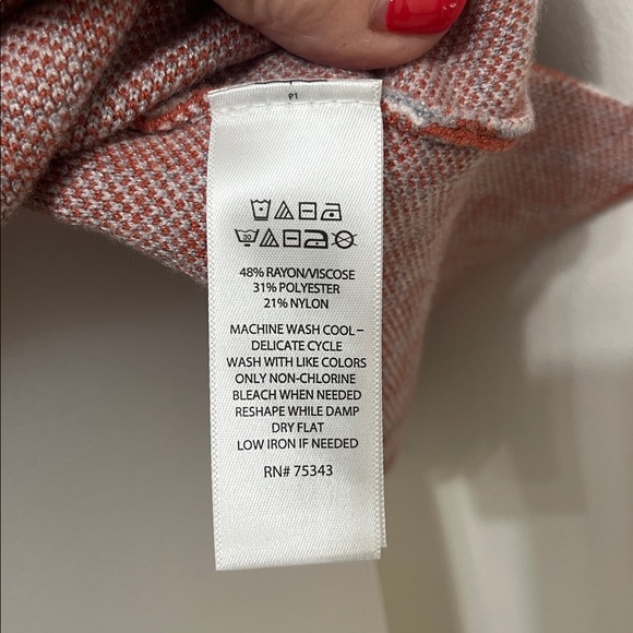 Rust and White Checkered Sleeveless Knit top - Picture 5 of 7